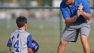 選手へ指導するコーチ