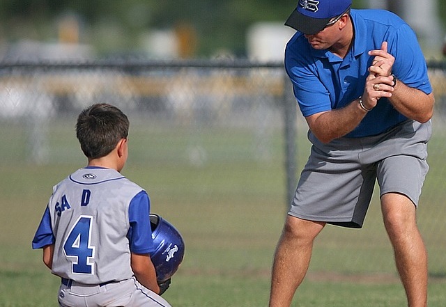 コーチから指導を受ける野球少年