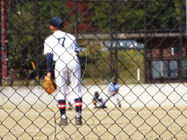 野球をする少年