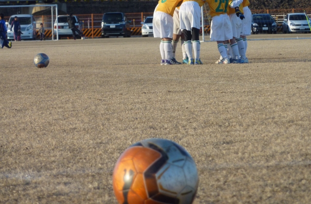 サッカーをする少年たち