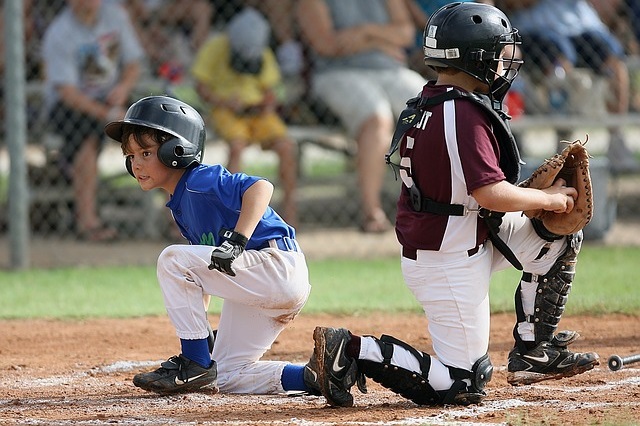 野球をするスポーツ少年