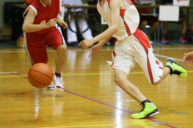 バスケットボールをする少年