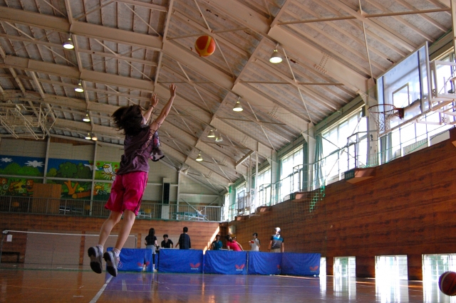 バスケットボールのシュート練習をする子供