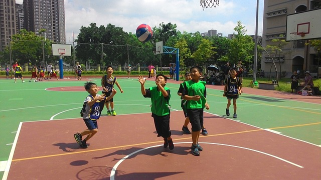 バスケットボールをする子ども達