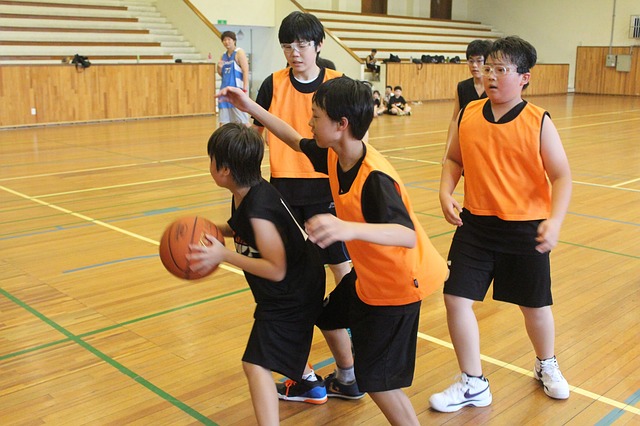 バスケットボールをする子ども達