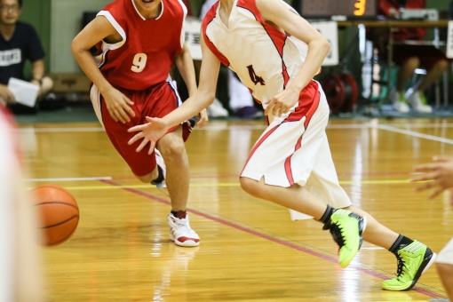バスケットボールをする少年
